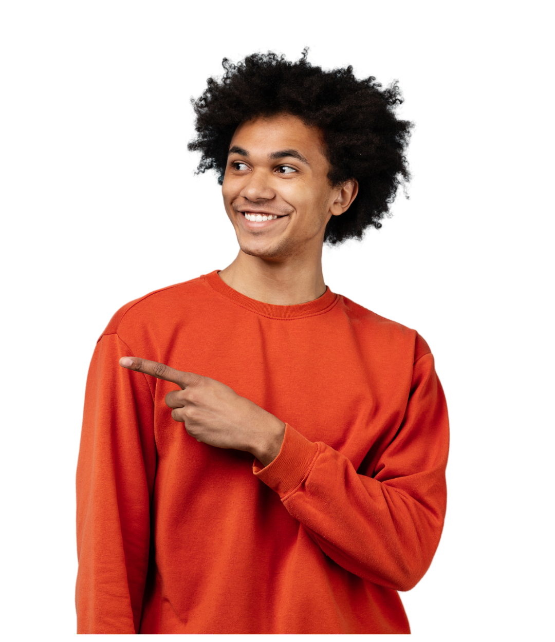 Hombre joven sonriendo y señalando hacia una lista de productos de marketing digital ofrecidos por El Klan